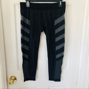 JILLA black cropped striped stretch workout yoga active leggings size large